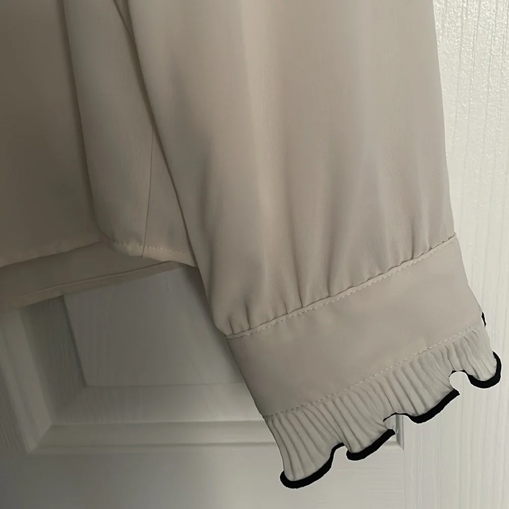Fun and Versatile! Zara blouse with ruffle neckline and cuffs, black pipi… - Picture 3 of 6